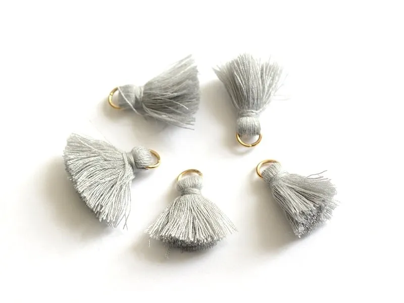 Acheter pendentif pompon - gris en ligne.