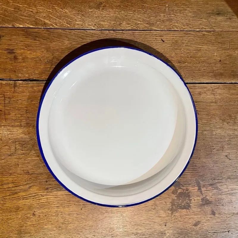 Assiette creuse en email blanc liseré bleu