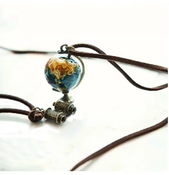 Collier fantaisie avec cordon cuir et pendentif globe planète métal