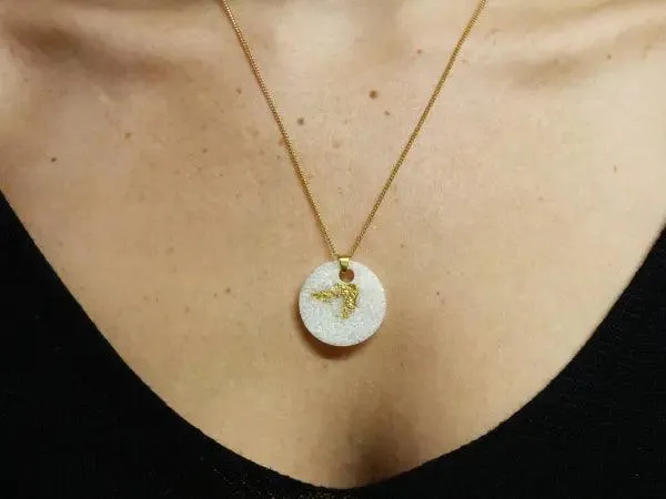 Collier plaqué or et grand pendentif rond en matière upcyclée