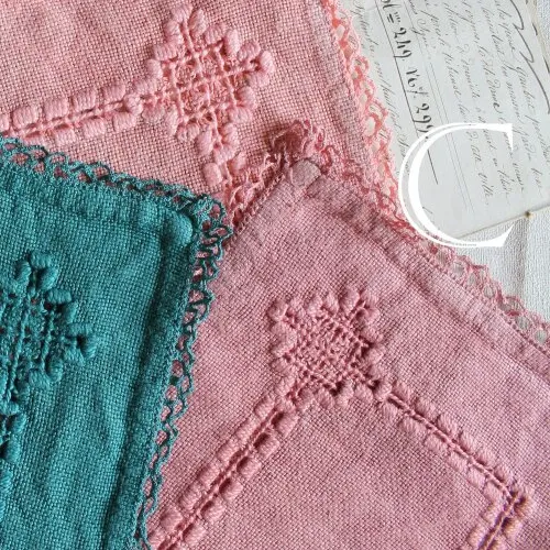 Napperon bois de rose  carré de 23 cm rétro fait main teint avec dentelle et broderie, 3560